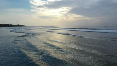 G-Land-Strand-In-Ost-Java,-Indonesien,-Sonnenuntergangsnachmittag,-Luftaufnahme-Aus-Geringer-Höhe