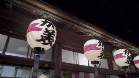 Primer-Plano-De-Linternas-De-Papel-Japonesas-Tradicionales-Con-Símbolos