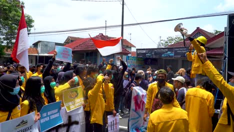 Student-activist-leading-demonstration-against-Omnibus-Law-ratification,-Magelang-Indonesia