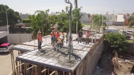 Hart-Arbeitende-Mexikanische-Arbeitskollegen-Tagsüber-Beim-Bau-Von-Außenböden
