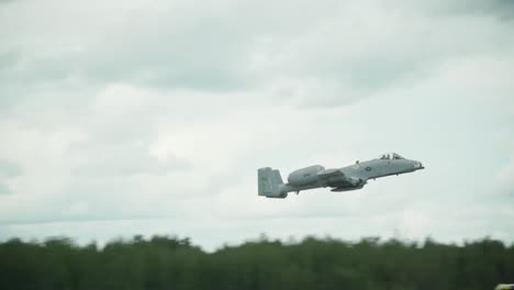 Fairchild-Republic-A-10-Thunderbolt-Warthog-Despegando-En-Una-Exhibición-Aérea