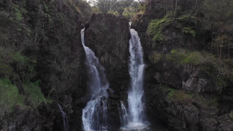 Versteckter-Wasserfall-In-Einem-Wunderschönen-Teich,-Der-Den-Dschungel-überschüttet