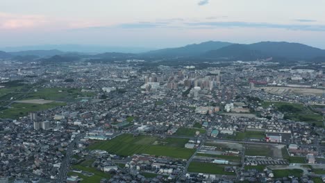 Vista-Aérea-De-La-Ciudad-De-Kusatsu-En-La-Prefectura-De-Shiga,-Amplia-Vista-De-Los-Barrios