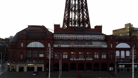 Blackpool-Tower-Am-Meer,-Britische-Touristenattraktion,-Stadt,-Nach-Oben-Geneigt