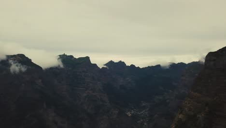 Aerial-panning-shot-of-mountainous-landscape-of-Eira-Do-Serrado-in-Madeira,-Portugal