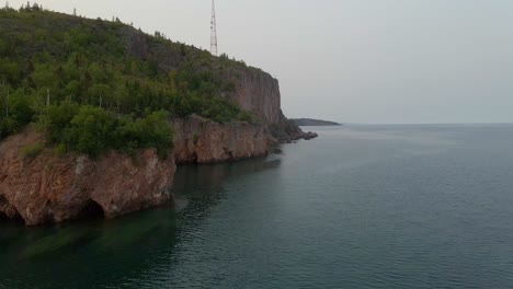 Aerial-view-of-Palisade-Head-in-Tettegouche-State-Park-in-Minnesota-North-shore-area,-amazing-landscape-during-summer