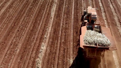 Automatisierter-Traktor-Beim-Anbau-Von-Zuckerrohr-In-Brasilien
