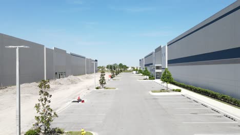 Frente-Al-Exterior-De-Cemento-Recién-Construido-De-Un-Nuevo-Centro-Comercial-Y-De-Distribución-En-El-Suroeste-De-Florida