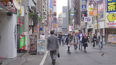 Bewegende-Aufnahme,-Die-Menschen-Verfolgt,-Die-Eine-Straße-In-Harajuku-In-Japan-Entlanggehen