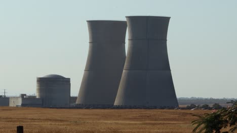 Die-Kühltürme-Des-Kernkraftwerks-Schwenken-Vom-Himmel-Des-Rancho-Seco-Herab