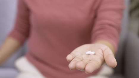 Junge-Frau-Mit-Pillen-Vitaminen-Auf-Der-Handfläche-Zur-Verwendung-Und-Stärkung-Der-Immunität