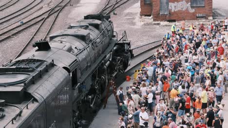 Crowd-admires-Union-Pacific-Big-Boy-steam-engine-4104-on-display