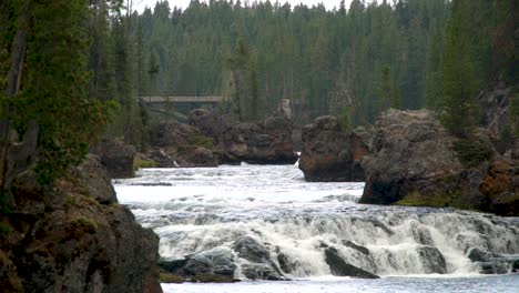 Wildwasser-Und-Blick-Auf-Die-Brücke-über-Den-Oberen-Wasserfällen-Im-Grand-Canyon-Des-Yellowstone-Nationalparks