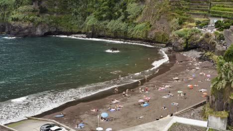 La-Antena-Vuela-Hacia-La-Playa-De-Seixal,-Madeira