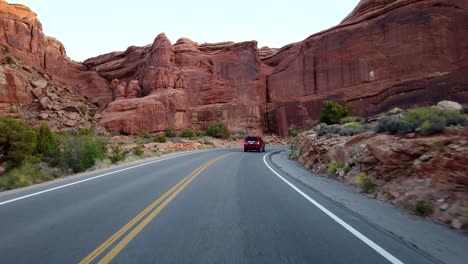 Imágenes-Pov-De-Conducir-En-El-Parque-Nacional-Arches-En-Moab,-Utah
