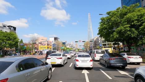 Innenstadt-Von-Seoul-Im-Jamshil-Gebiet-–-Fahrerperspektive-Beim-Fahren-Und-Reisen-In-Der-Stadt-Mit-Blick-Auf-Den-Lotte-Tower-–-Den-Höchsten-Wolkenkratzer-In-Seoul,-Südkorea