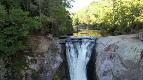 Luftaufnahme-Der-Elk-River-Falls-In-Der-Nähe-Von-Elk-Park,-North-Carolina,-North-Carolina
