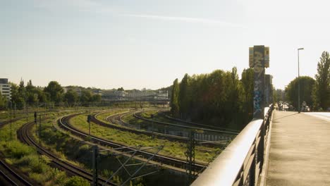 Lapso-De-Tiempo-De-Los-Trenes-De-Transporte-Público-Bajo-El-Puente-En-La-Ciudad-De-Berlín