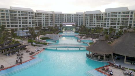 Luxury-Cancun-hotel-resort,-amazing-hotel-and-swimming-pool,-4K-aerial-reveal