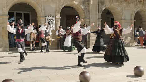 Traditioneller-Muiñeira-Tanz-In-Galizien-–-Eine-Gruppe-Von-Tänzern-In-Masken-Und-Traditionellen-Kostümen,-Die-Inmitten-Der-Covid-19-Pandemie-In-Lugo,-Spanien,-Auf-Der-Straße-Auftreten