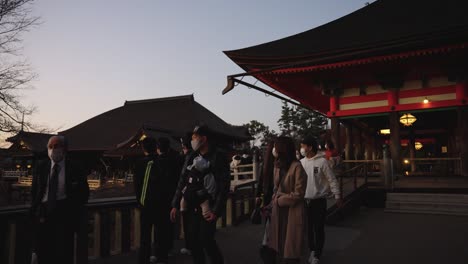 Templo-Kiyomizu-dera,-Turistas-Enmascarados-Visitan-Un-Gran-Templo-Por-La-Noche