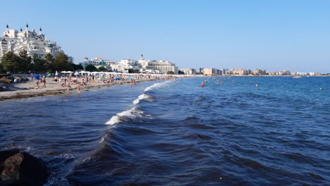 Ein-überfüllter-Strand-An-Einem-Sonnigen-Tag-In-Pomorie,-Bulgarien