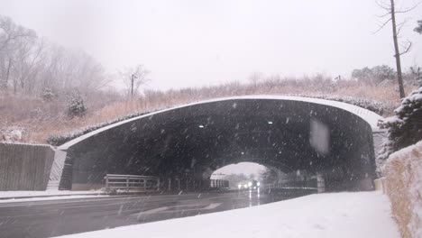 Schnee-Fällt,-Während-Autos-Für-Einen-Weihnachtsurlaub-In-Seoul-Auf-Der-Autobahn-Fahren