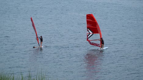 Zwei-Frauen-Windsurfen-Auf-Dem-Han-Fluss-In-Der-Nähe-Des-Flussufers,-Nahaufnahme-Bei-Sonnenuntergang