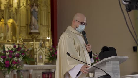 Priester-Hält-Aufgrund-Einer-Pandemie-Eine-Predigt-In-Der-Kirche-Mit-Maske-Im-Gesicht
