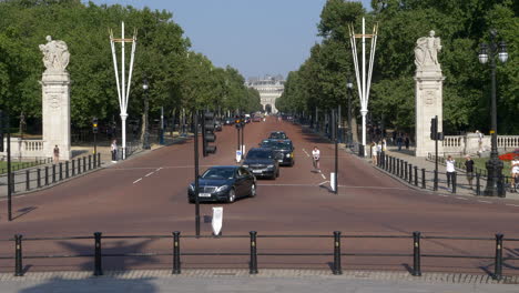 Cars-on-The-Mall,-London-Driving-to-Buckingham-Palace