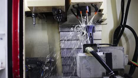 CNC-Fräsmaschine-Für-Die-Metallbearbeitung-Produziert-Metalldetails-Im-Werk