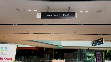 Señal-De-Entrada-En-El-Aeropuerto-Jewel-Changi-En-Singapur---Plano-Medio