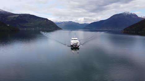 Ferry-De-Pasajeros-Y-Automóviles-Alimentados-Por-Batería-Noruega-Kinsarvik-Navegando-Por-El-Fiordo-Hardangerfjorden-Rumbo-A-La-Aldea-De-Kinsarvik---Antena-En-órbita-De-Proa-A-Popa---Noruega