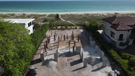 Niedrige-Und-Langsame-Luftaufnahme-Des-Strandhausbaus-In-Florida