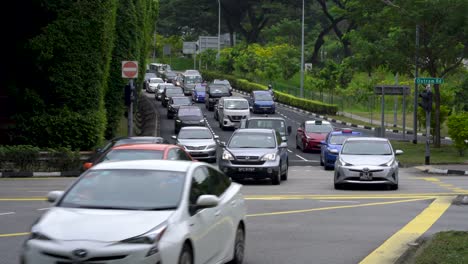 Peak-hour-cars-traffic-at-Outram-traffic-light,-Singapore
