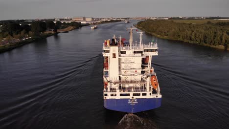Luftaufnahme-Des-Hecks-Des-WEC-Lines-Frachtcontainerschiffs,-Das-Sich-Entlang-Des-Flusses-Oude-Maas-Bewegt