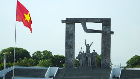 Statische-Aufnahme-Des-Denkmals-Und-Der-Vietnamesischen-Flagge-Im-Zentrum-Von-Phan-Rang