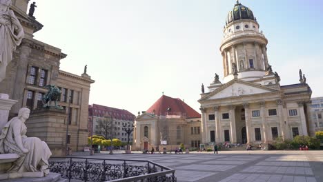 Berühmter-Gendarmenmarkt-Von-Berlin-Mit-Statue-Und-Schöner-Französischer-Kirche