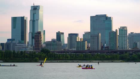 Kayaking-And-Windsurfing-At-Han-River-With-High-Rise-Buildings-Of-Seoul-Metropolitan-City-In-South-Korea