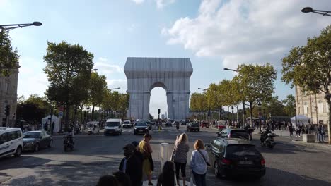 Timelapse-Of-The-Fully-Wrapped-Arc-de-Triomphe,-Artwork-from-Christo-and-Jeanne-Claude-with-people-taking-pictures,-Paris-France