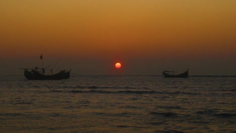 Sunset-with-wooden-fishing-boats-at-the-coastline-of-Saint-martin-Island,-Teknaf,-Bangladesh
