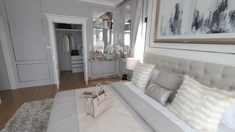 Weiße,-Luxuriöse-Und-Elegante-Hauptschlafzimmerdekoration