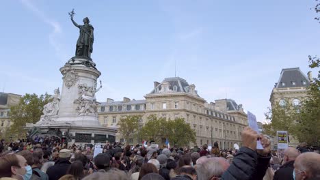 Aufnahme-Von-Menschen,-Die-Sich-Auf-Dem-Place-De-La-République-Zu-Ehren-Von-Samuel-Paty-Versammeln,-Dem-Von-Einem-Terroristen-Getöteten-Lehrer,-Paris,-Frankreich