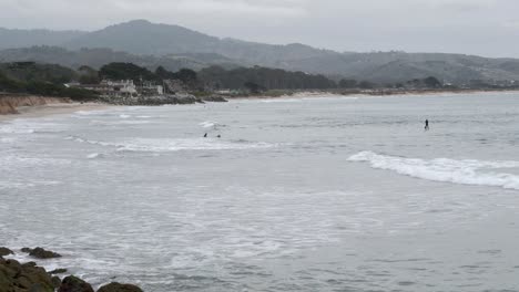 Panoramic-view-of-people-surfing-the-waves