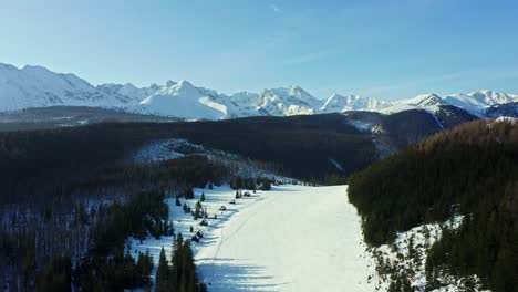 Invierno-En-Los-Poderosos-Picos-De-Las-Montañas-Tatra-En-Polonia-Con-Bosque-Siempreverde