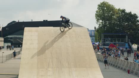 720-Grad-Spin-BMX-Bike-Trick-Beim-Redbull-Event-In-Polen