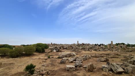 Pfanne-Links-An-Den-Ruinen-Griechischer-Tempel-Und-Säulen-Im-Archäologischen-Park-Selinunte-In-Sizilien,-Italien
