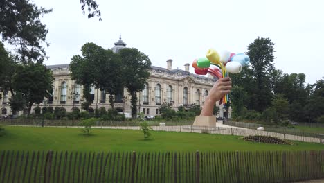 Pan-Shot-of-Jeff-Koons'-tulips-Art-Peace-Honoring-Paris-Attacks-Victims-Nearby-Petit-Palais-museum-and-Champs-Elysées,-Paris-France