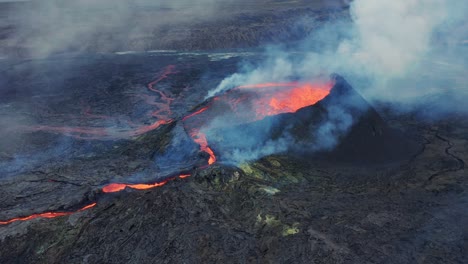 Luftaufnahme-Von-Rauch-Und-Lavastrom,-Der-Aus-Dem-Vulkan-Fagradalsfjall-In-Island-Austritt