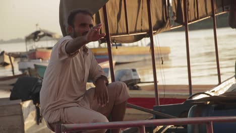 Umweltporträt-Eines-Lächelnden-Bootsführers-In-Pakistan